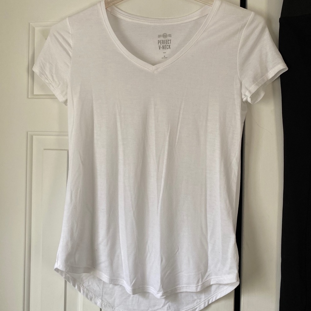 NWOT white perfect V Neck relaxed tee Sz: M